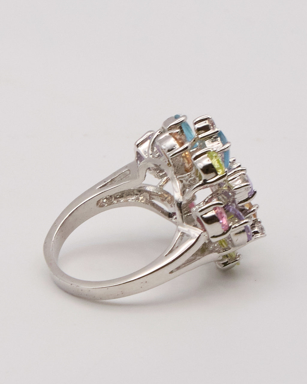 Bague en pierre multicolore