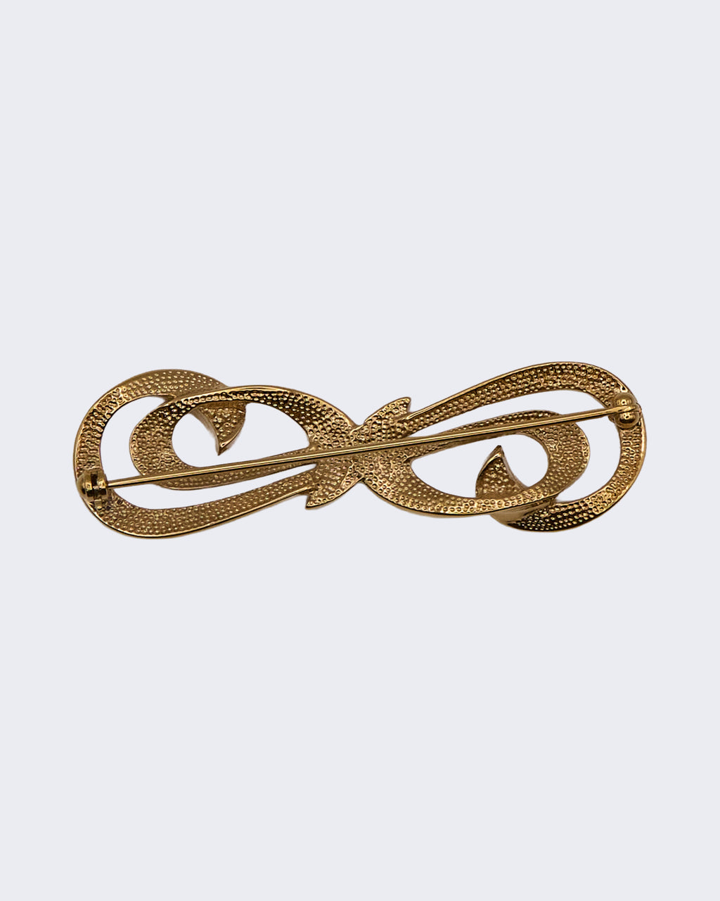 Spilla Vintage Dorata con Volute e Cristalli – Gioiello Elegante