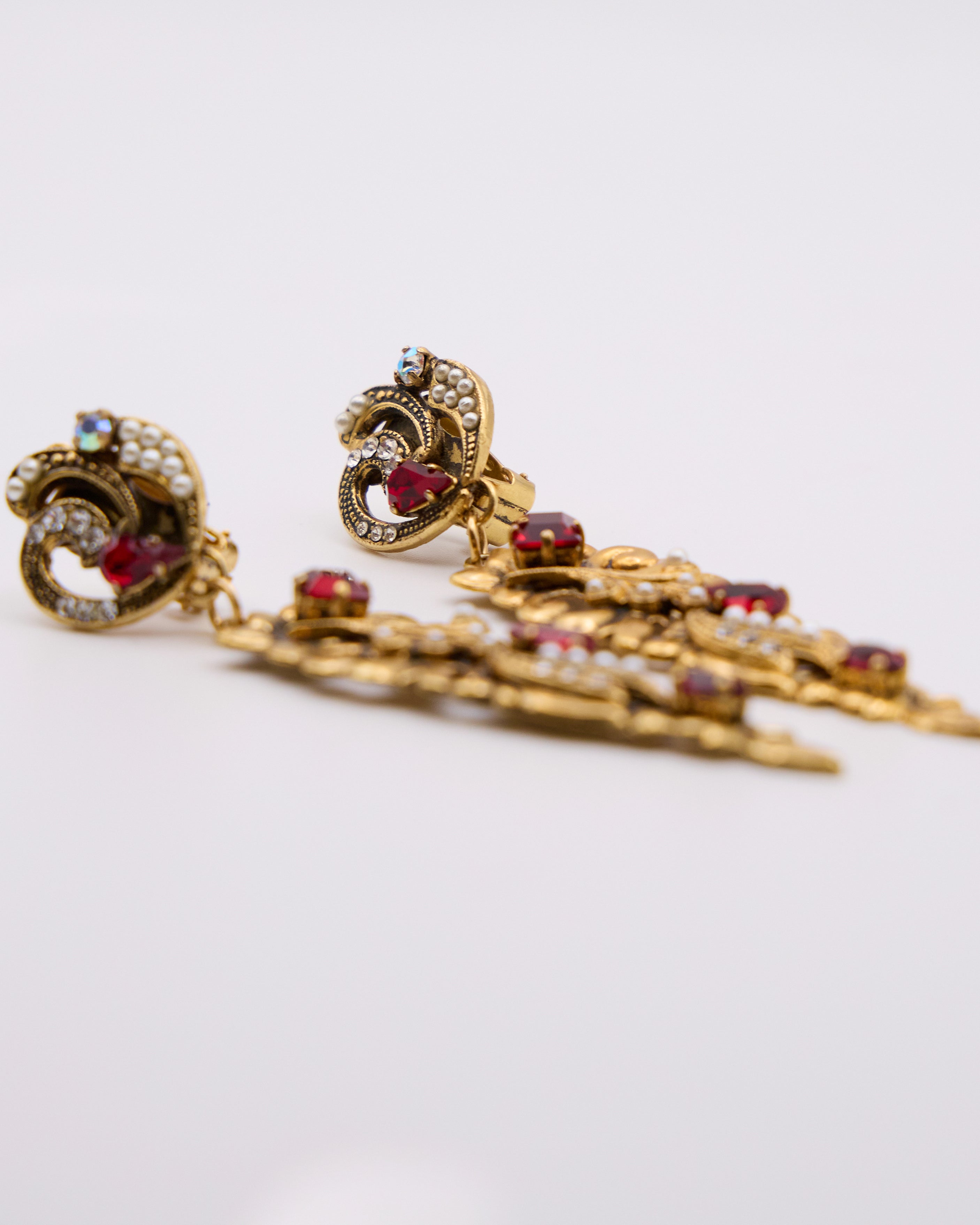 Orecchini Vintage Mulù Reggio E. Pendenti Barocchi con Strass Rossi e Perline