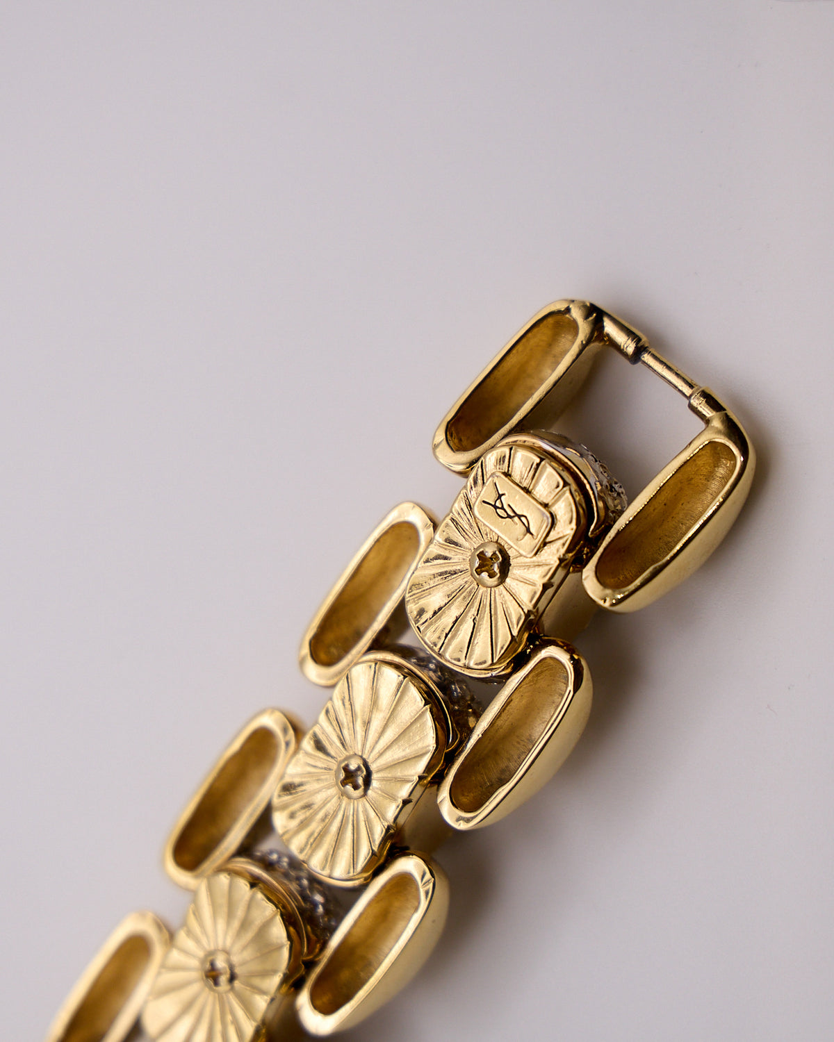 Dettaglio del monogramma YSL sul retro del bracciale con lavorazione a raggiera