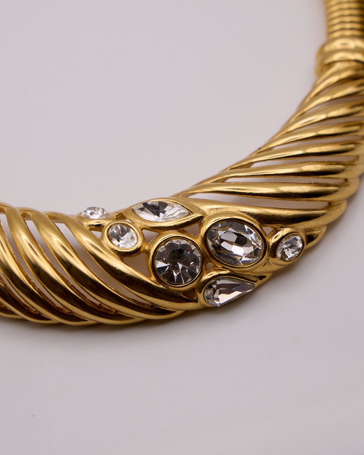  Dettaglio del motivo dorato a torsione e degli strass sfaccettati di diverse forme della collana Givenchy.