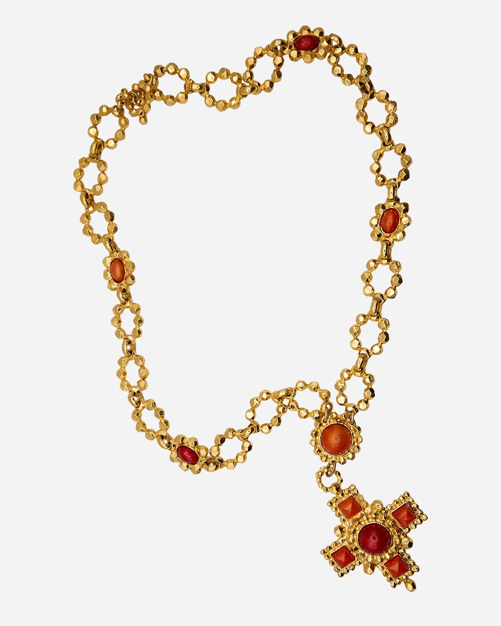 Collana Edouard Rambaud dorata con maglie ad anello, cabochon rossi e arancio e pendente a croce.