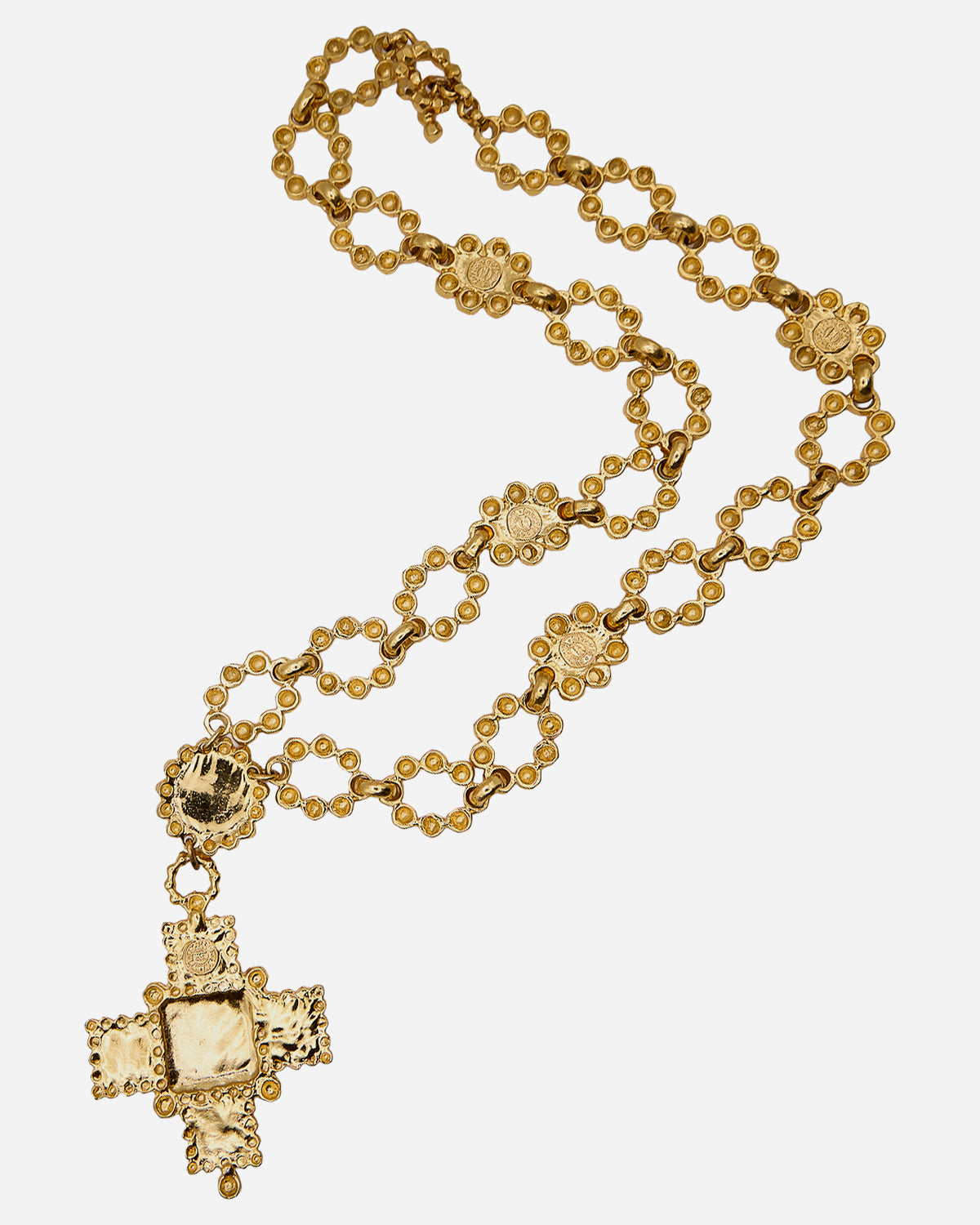  Retro della collana Edouard Rambaud con maglie dorate ad anello, montature dei cabochon e pendente a croce.