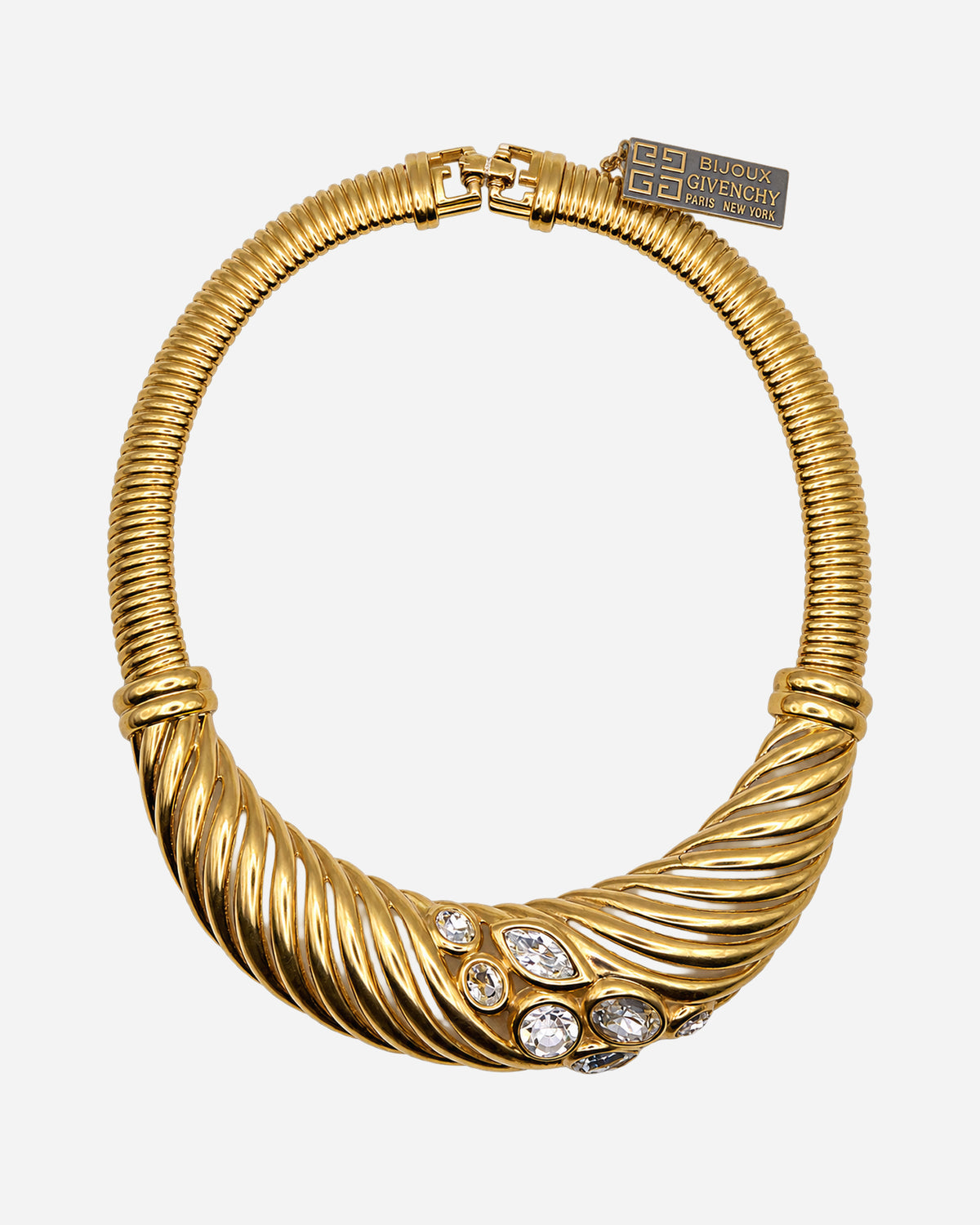 Collana Givenchy dorata con motivo frontale a torsione traforato, strass trasparenti e cartellino Bijoux Givenchy.