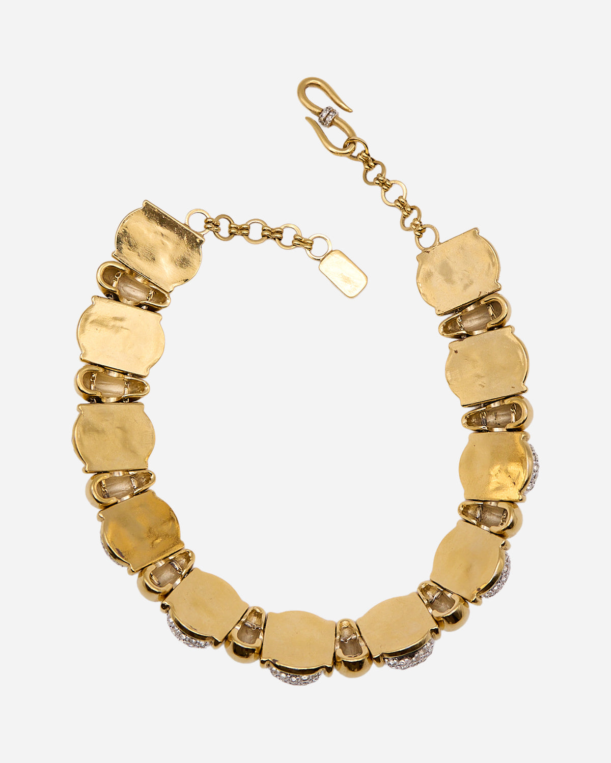 Retro della collana Yves Saint Laurent con elementi articolati dorati, catena ad anelli e chiusura aperta.