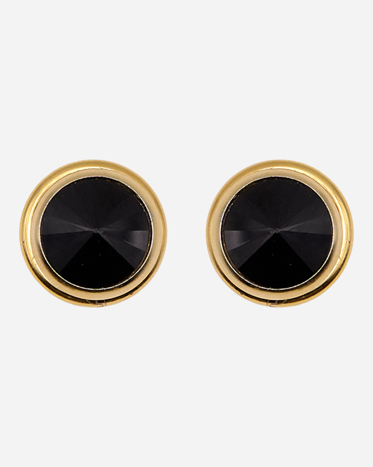Orecchini vintage rotondi con cristallo nero sfaccettato e cornice dorata a doppio bordo.