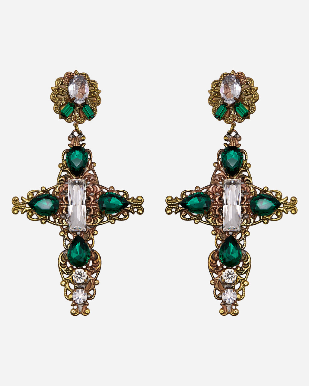Coppia di orecchini vintage pendenti a croce con cristalli verdi a goccia e cristalli trasparenti su montatura decorata.