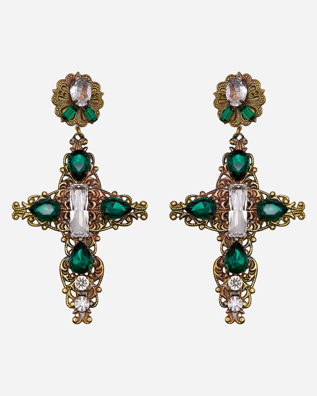 Coppia di orecchini vintage pendenti a croce con cristalli verdi a goccia e cristalli trasparenti su montatura decorata.
