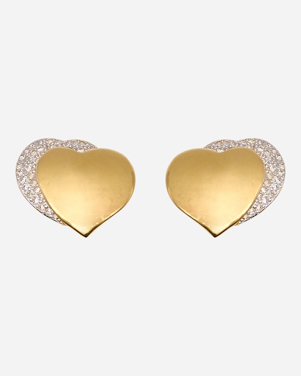 Orecchini vintage con cuore dorato liscio sovrapposto a un secondo cuore decorato da cristalli trasparenti.