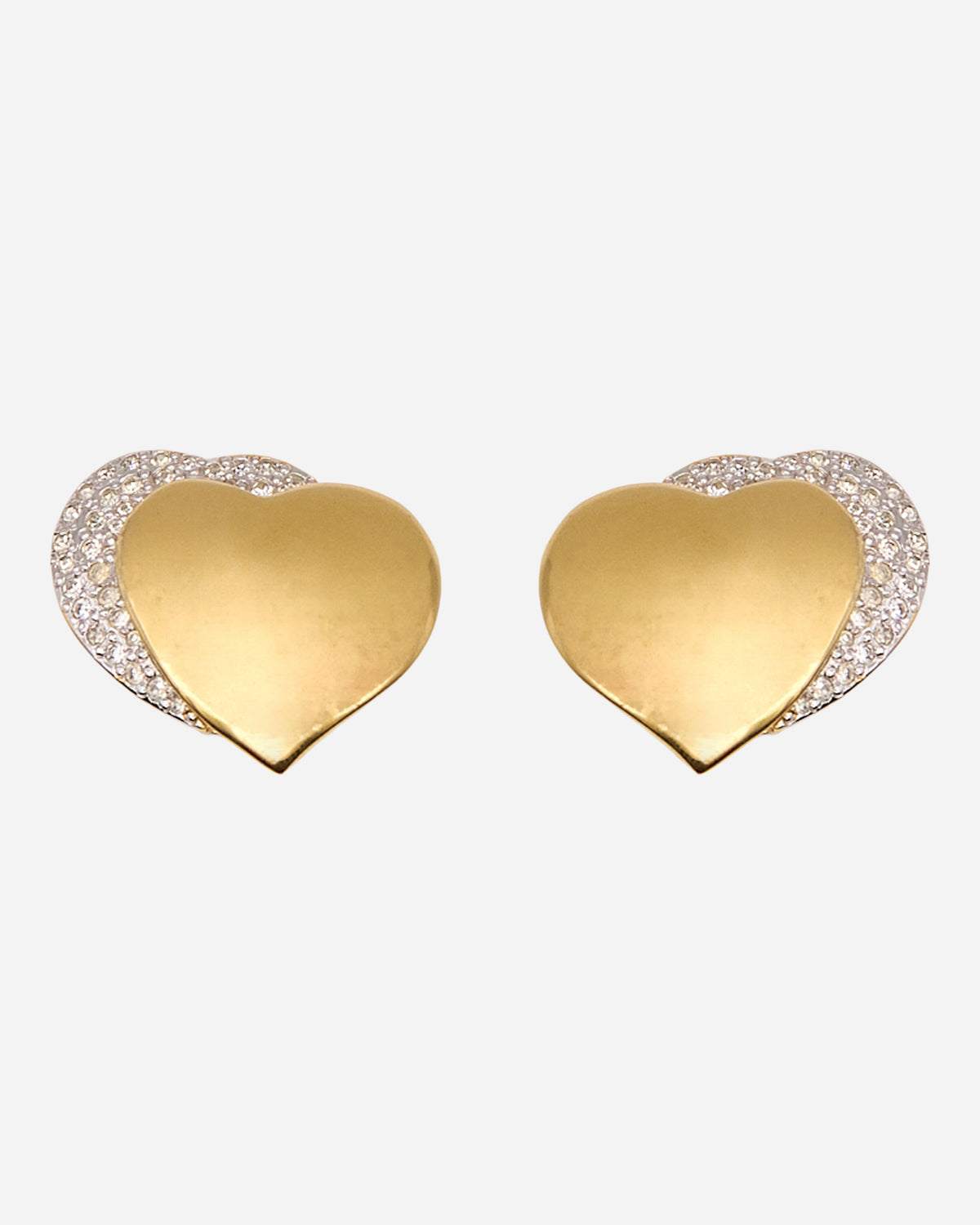Orecchini vintage con cuore dorato liscio sovrapposto a un secondo cuore decorato da cristalli trasparenti.