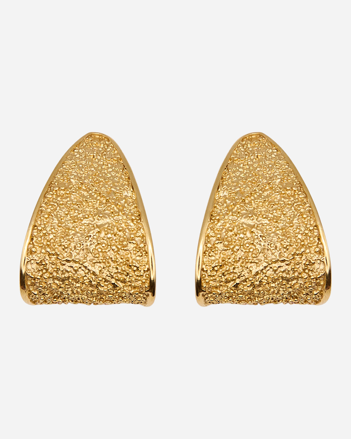  Orecchini vintage dorati dal profilo triangolare arrotondato, con superficie irregolare in rilievo e bordi lucidi.