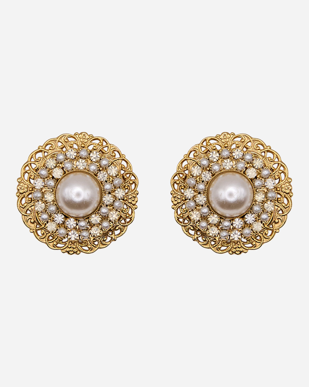 Orecchini vintage rotondi con centro effetto perla, piccoli dettagli perlati, cristalli e cornice dorata traforata.