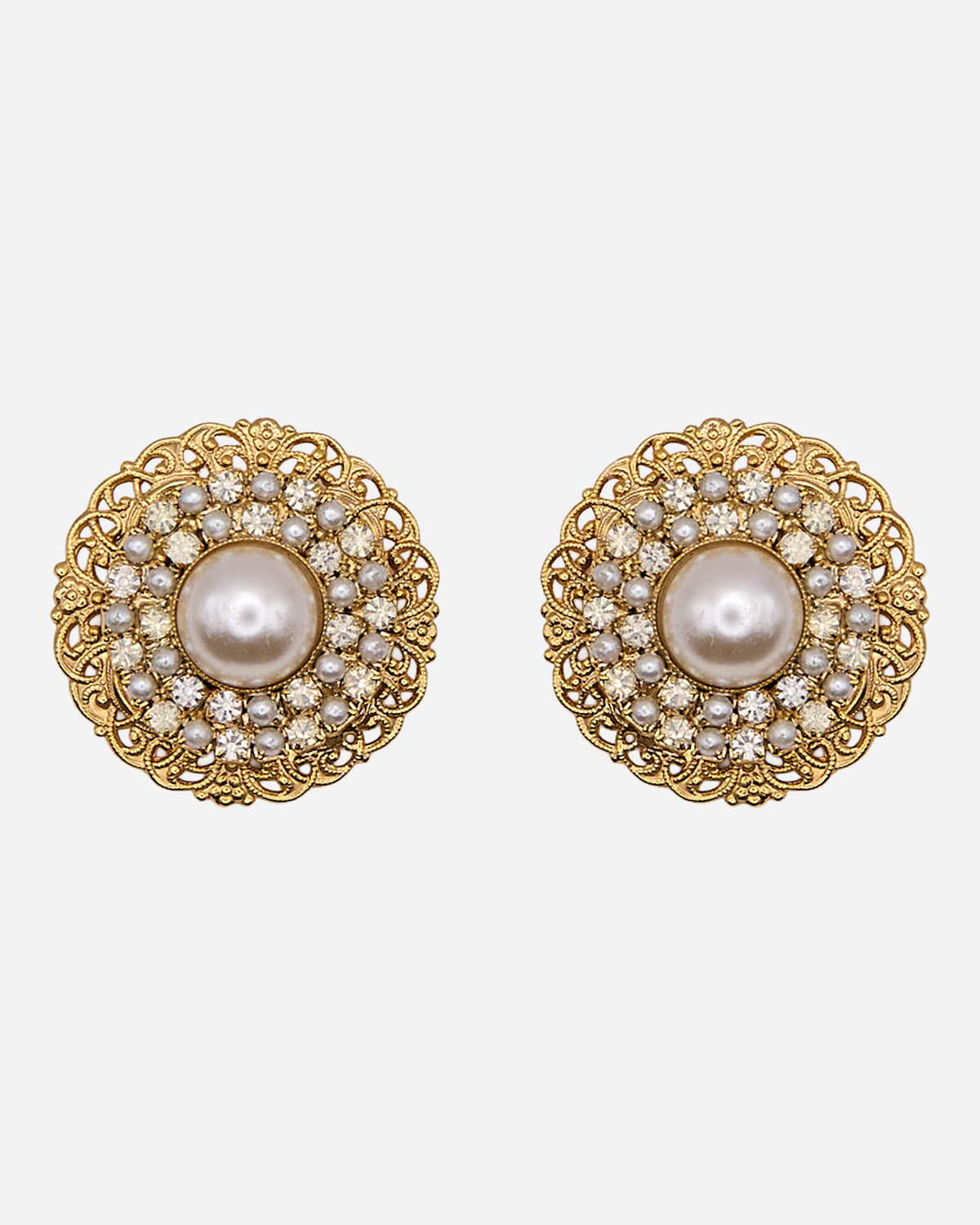 Orecchini vintage rotondi con centro effetto perla, piccoli dettagli perlati, cristalli e cornice dorata traforata.