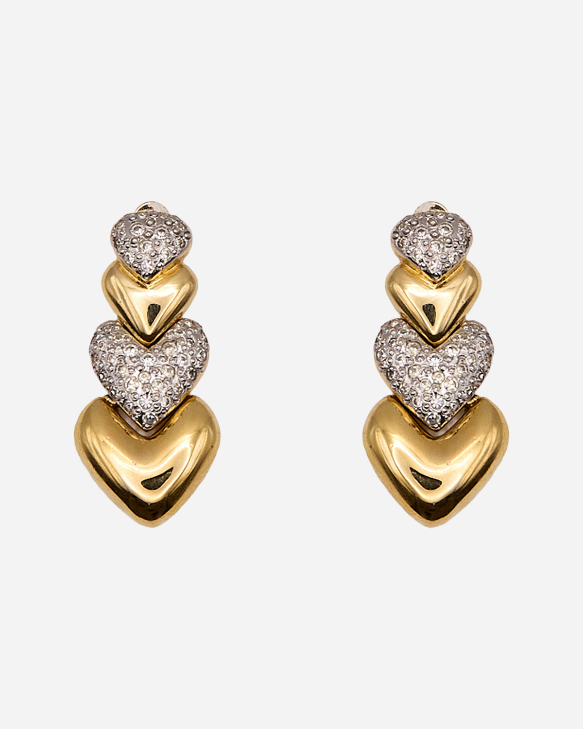 Orecchini vintage pendenti con quattro cuori di dimensioni crescenti, alternati tra dorato liscio e cristalli trasparenti.