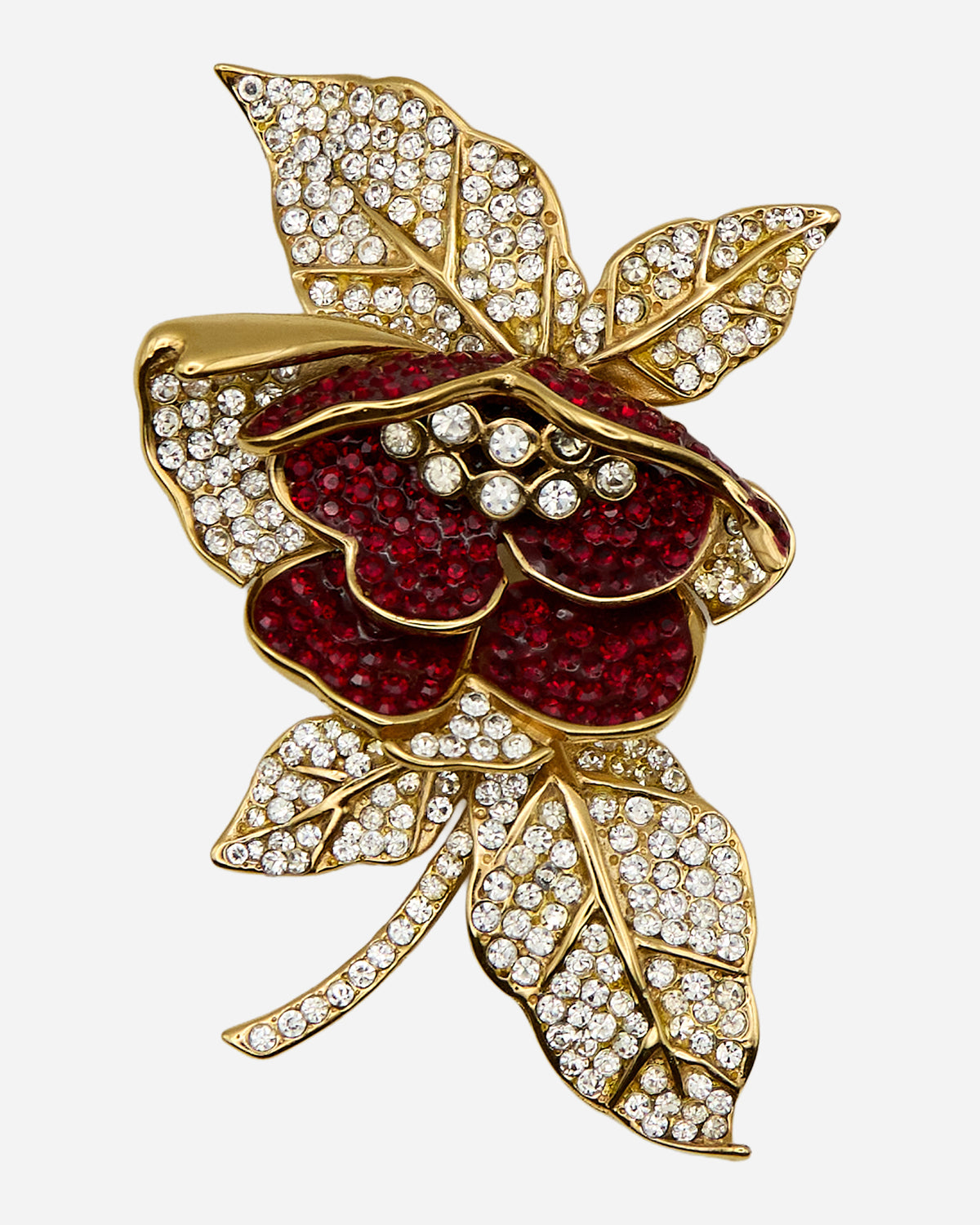 Spilla vintage Bijoux Cascio a fiore con petali con cristalli trasparenti e rossi e foglie delineate da nervature dorate.