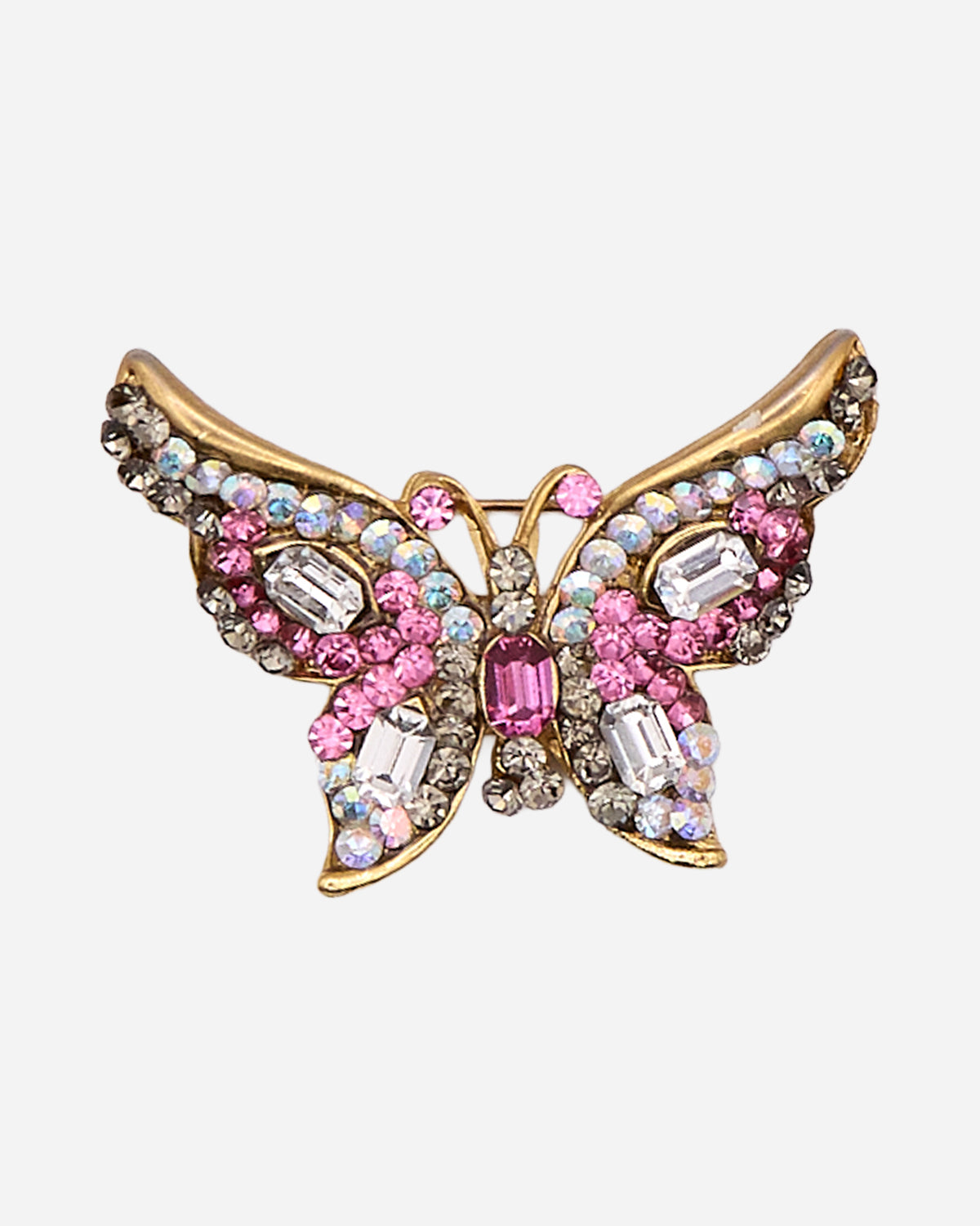 Spilla vintage a farfalla dorata con cristalli rosa, trasparenti, grigio fumé e iridescenti sulle ali aperte.