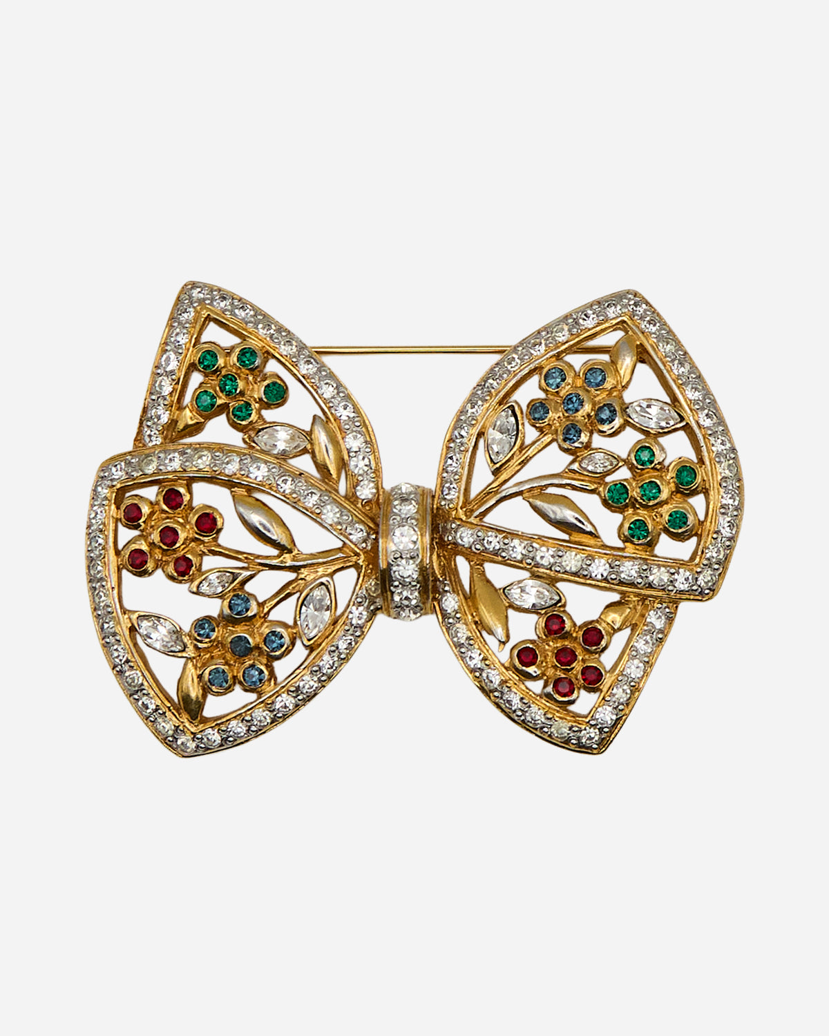 Spilla vintage a fiocco dorato traforato con fiori di cristalli rossi, verdi e azzurri e contorni di cristalli trasparenti.