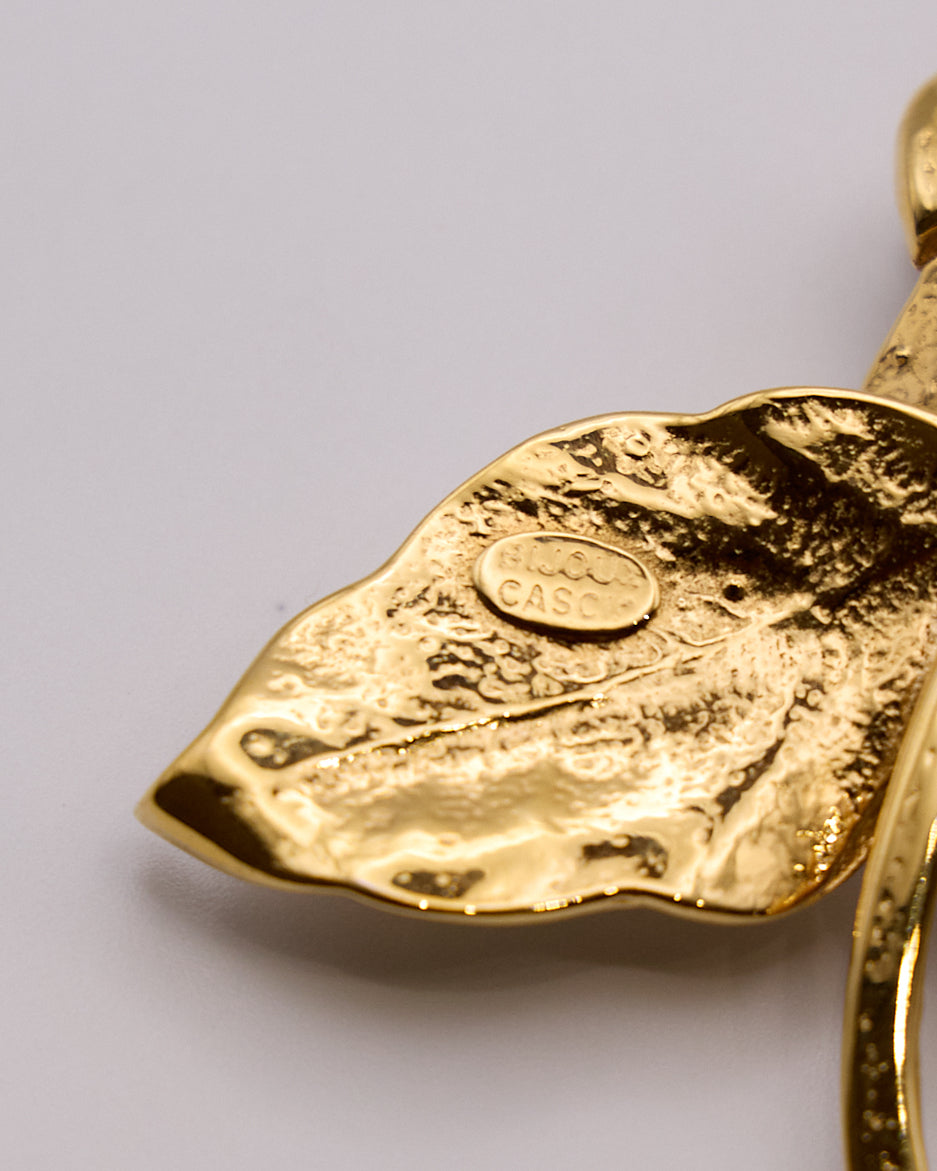 Dettaglio della firma Bijoux Cascio sul retro dorato della spilla vintage floreale.