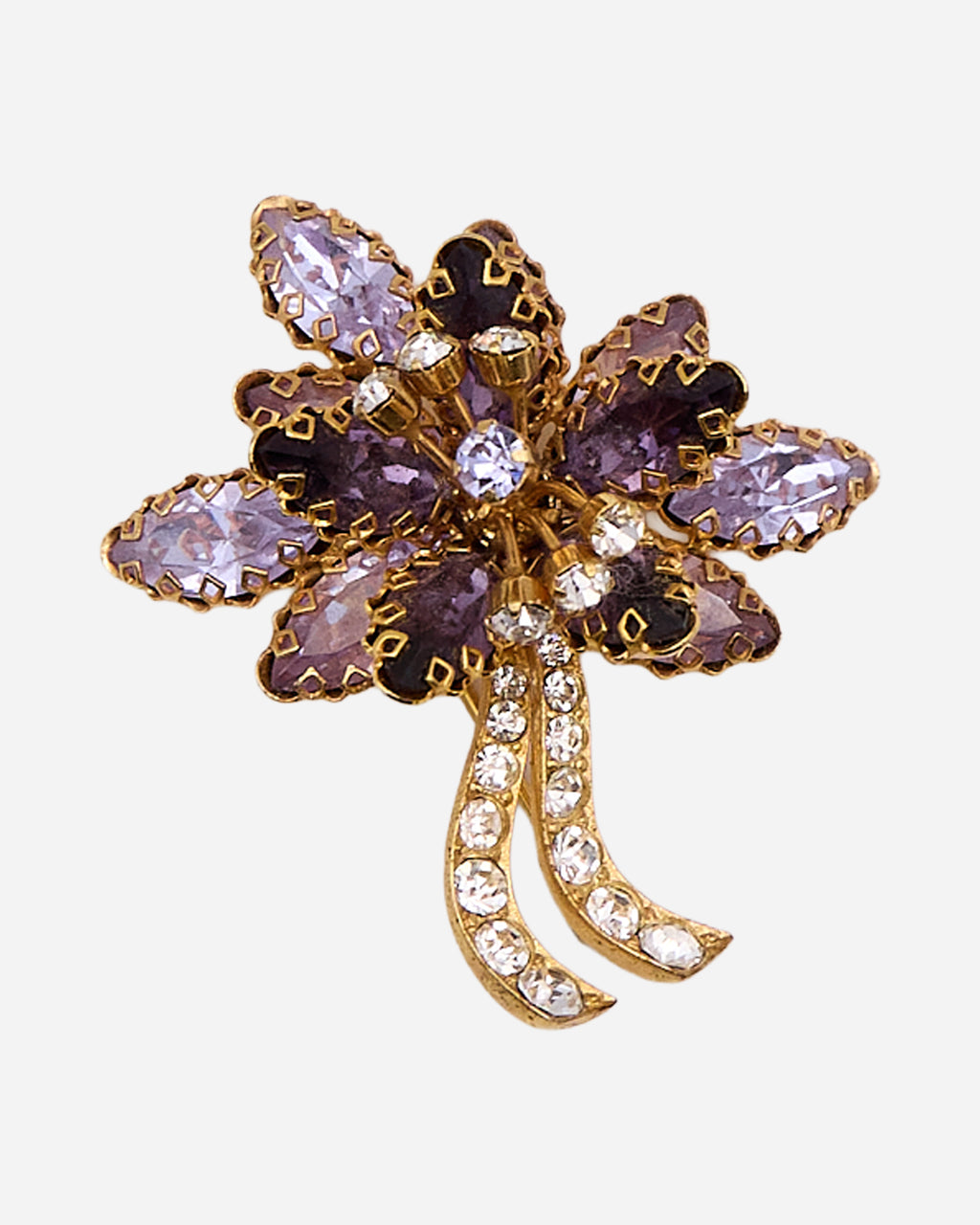 Spilla vintage floreale dorata con cristalli lilla e viola, piccoli pistilli luminosi e due nastri decorati da cristalli trasparenti.
