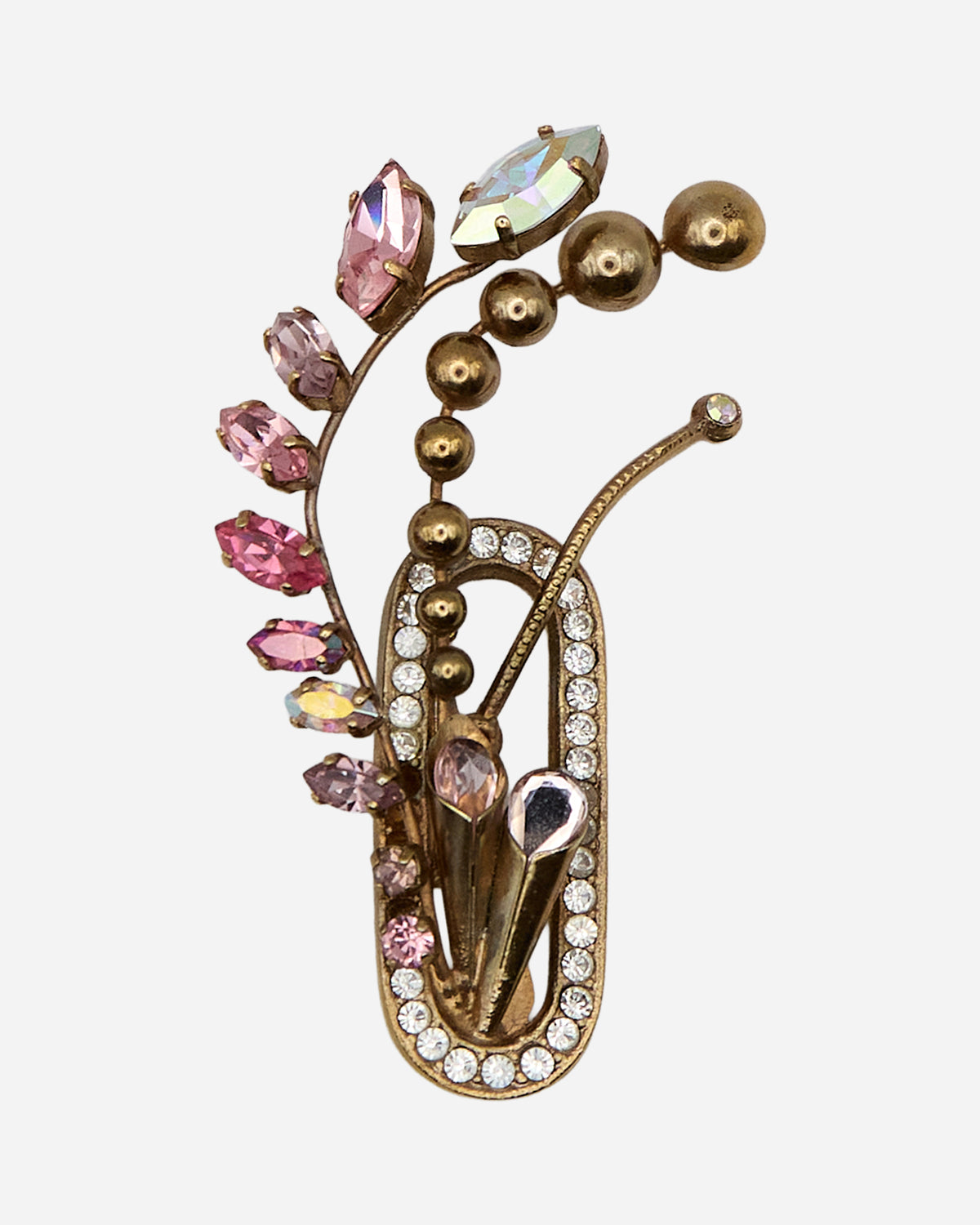 Spilla vintage dorata con cristalli rosa, lilla e iridescenti disposti a foglie, sfere dorate e due calici stilizzati.