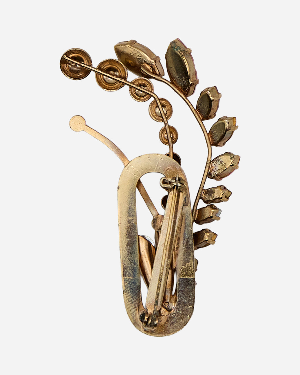  Retro della spilla floreale con montature dei cristalli, struttura dorata aperta e chiusura ad ago con fermo.