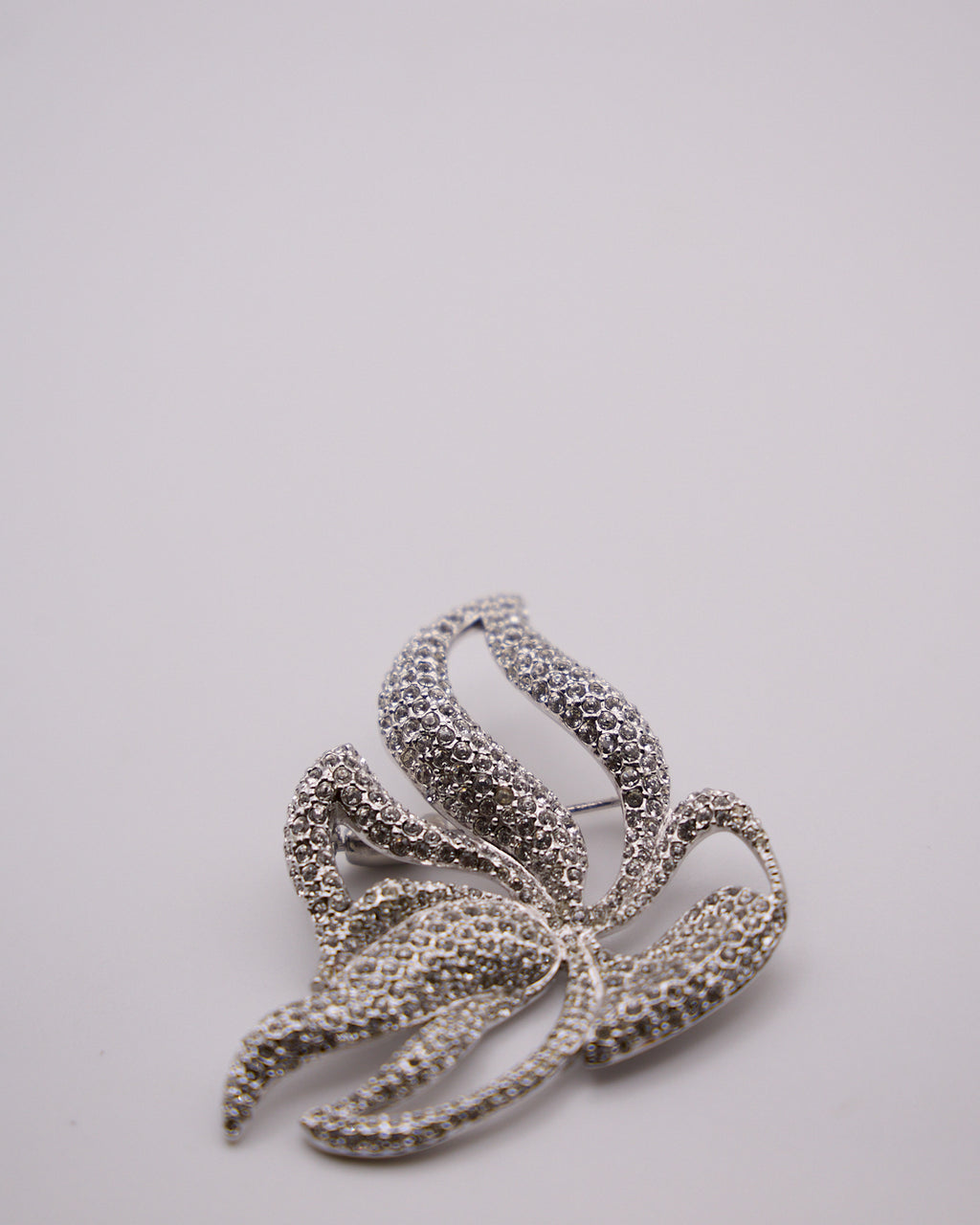 Spilla vintage a foglie stilizzate con cristalli
