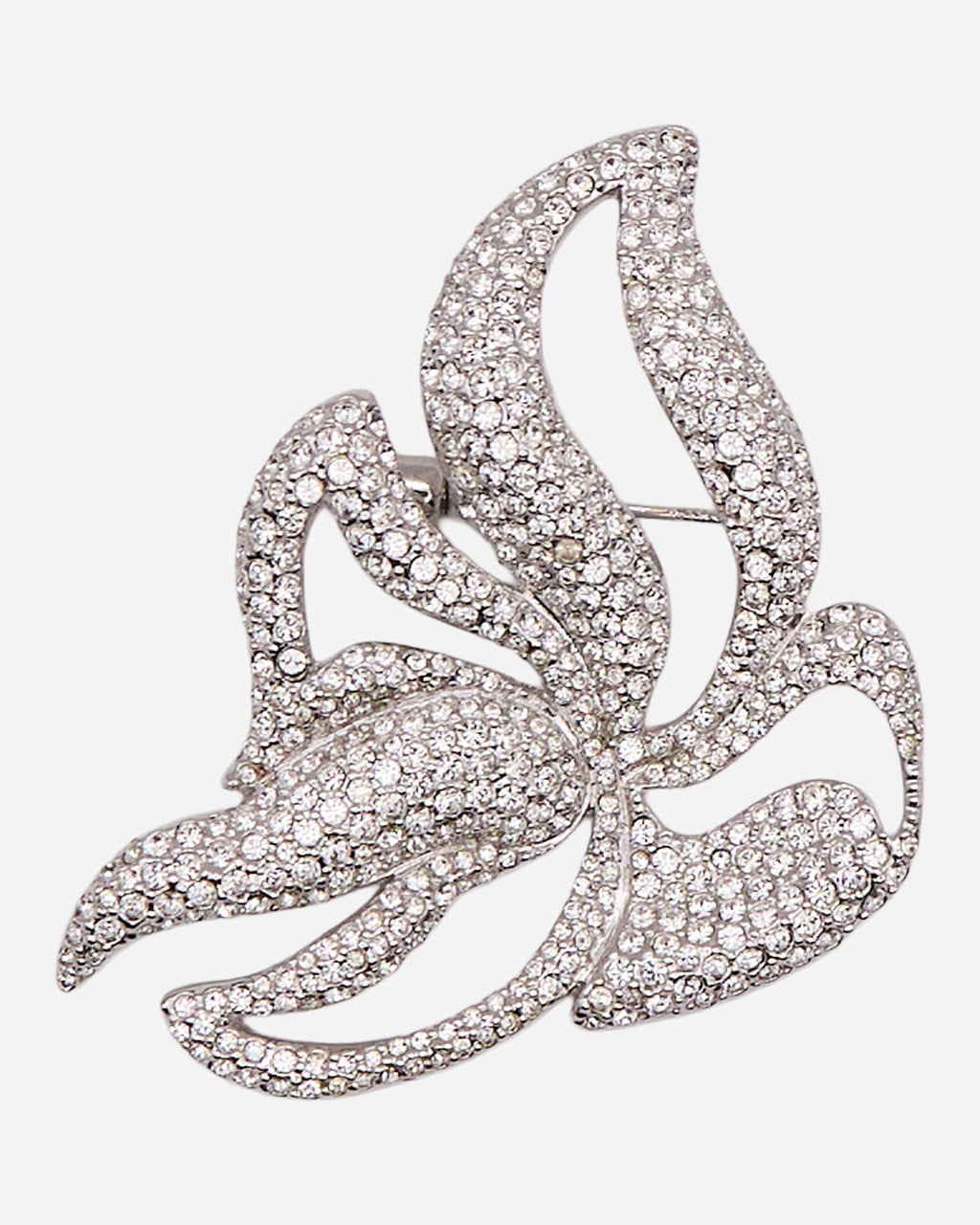 Spilla vintage argentata con foglie stilizzate sinuose, aperture decorative e pavé di cristalli trasparenti.