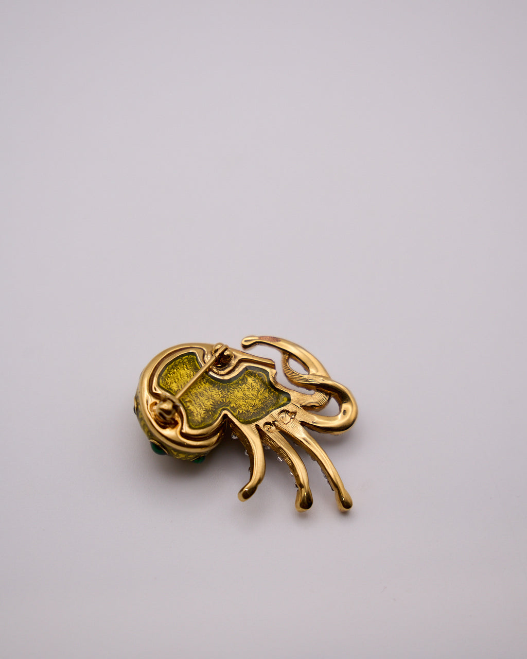 Spilla vintage a nautilus con smalto verde e cristalli