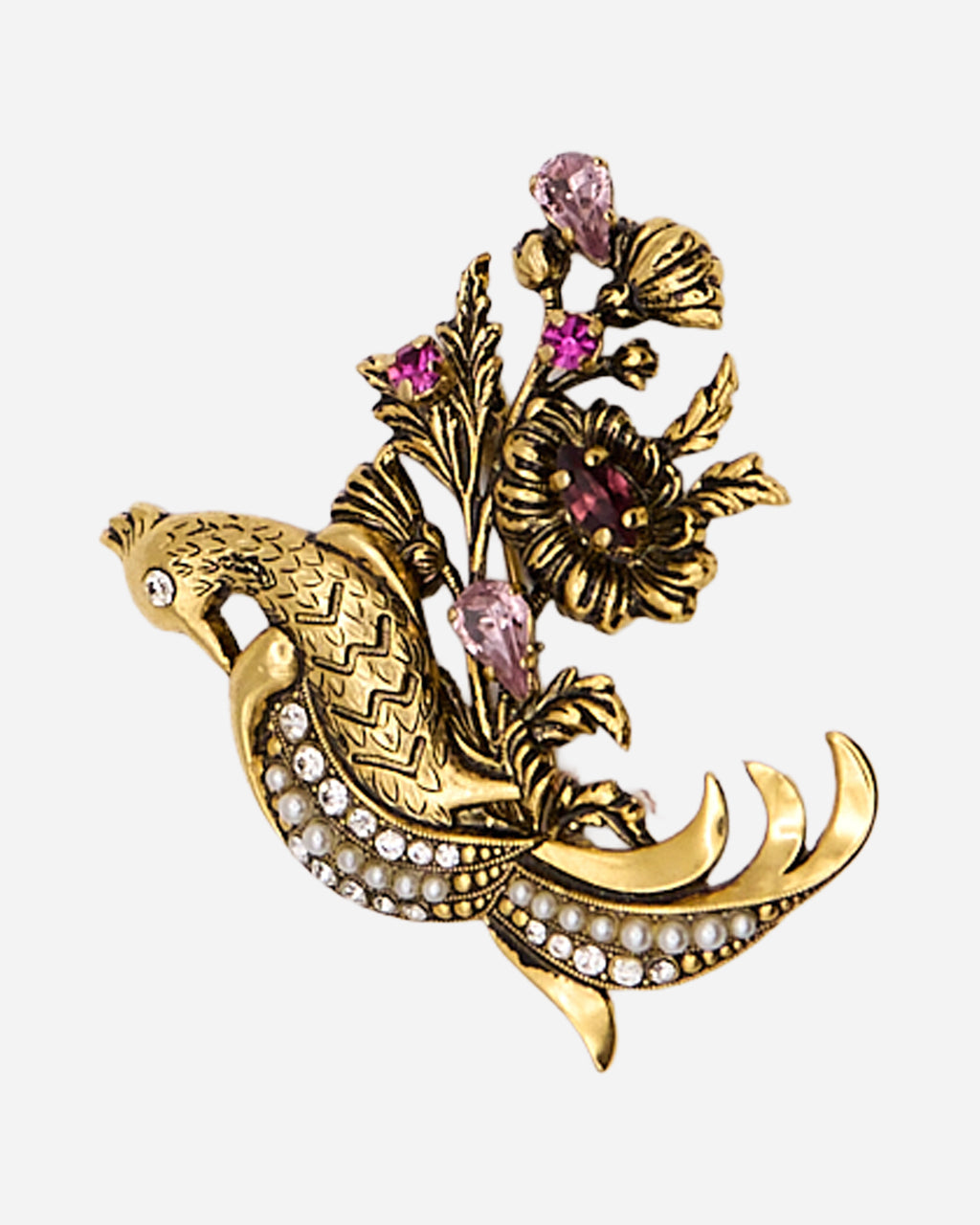 Spilla vintage dorata con uccello dalla coda ricurva, fiori con cristalli rosa e viola ed elementi perlati.