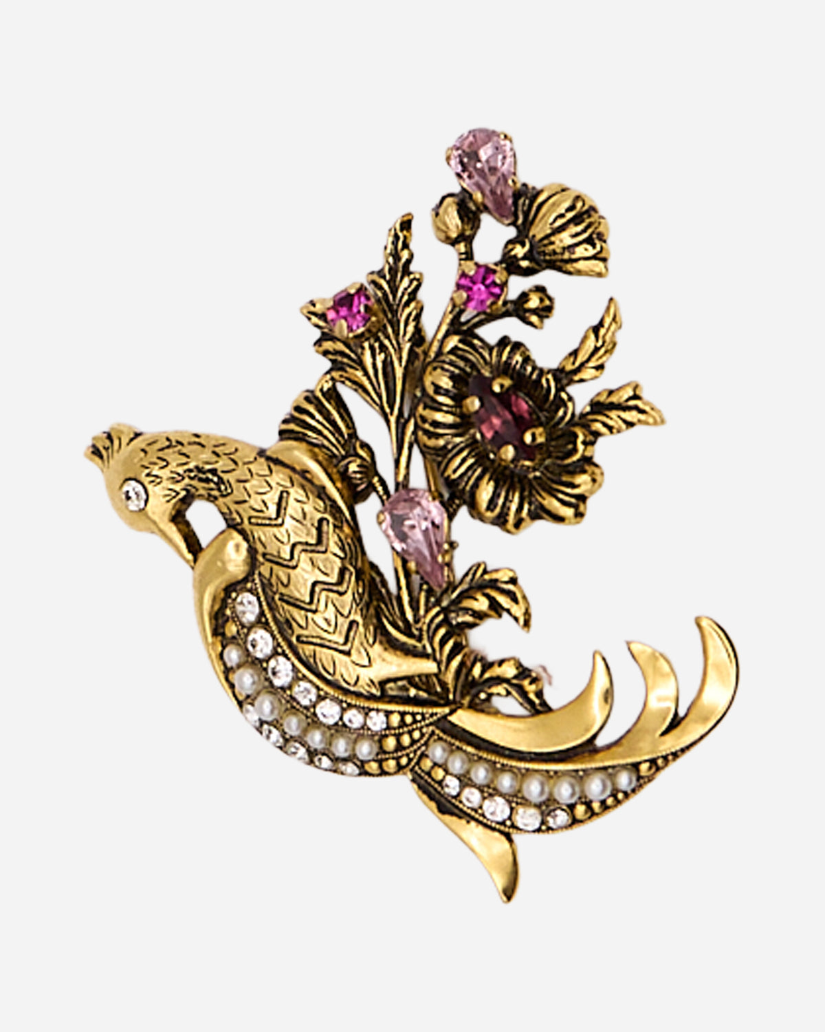 Spilla vintage dorata con uccello dalla coda ricurva, fiori con cristalli rosa e viola ed elementi perlati.